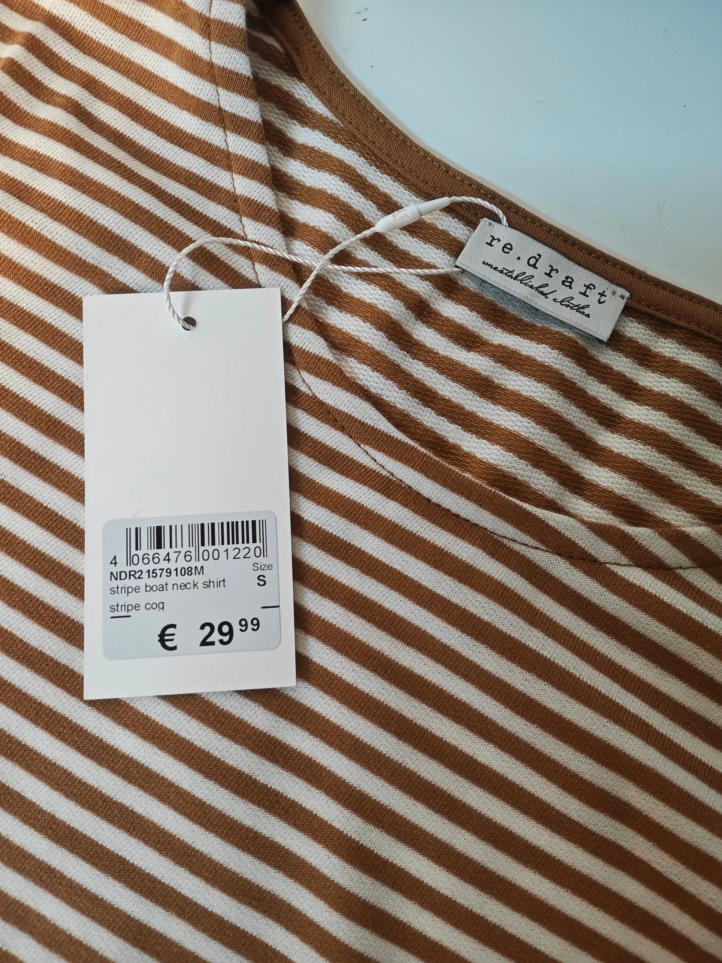 Haut rayé camel et blanc de Re.Draft, en jersey à fines rayures horizontales, coupe bateau et manches courtes.
