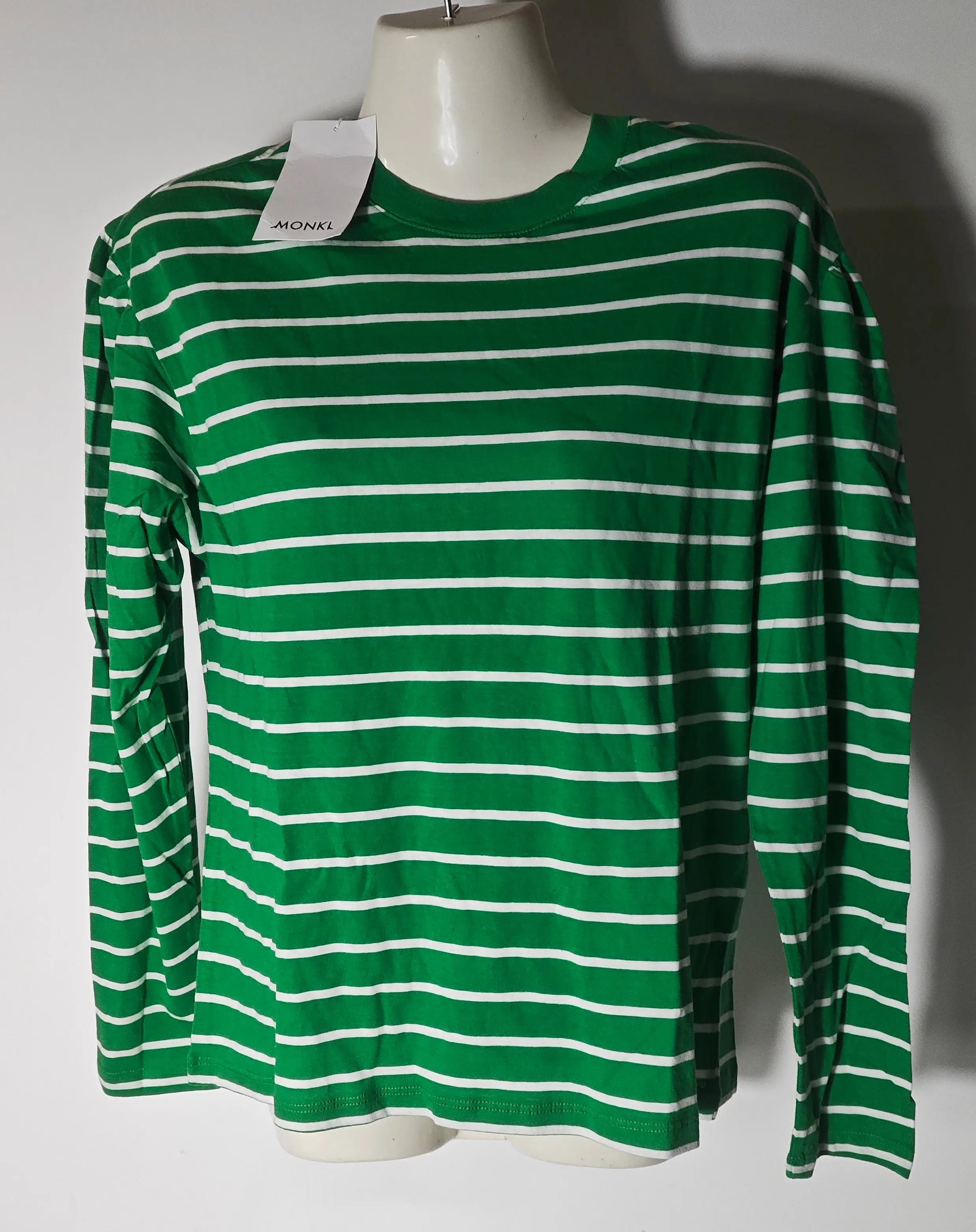 T-shirt rayé vert et blanc de Monki, à manches longues, présenté sur un mannequin.