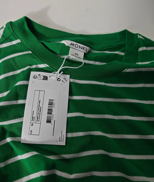 T-shirt rayé vert et blanc à manches longues de Monki, avec une étiquette.
