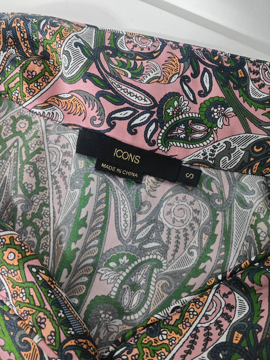 Chemise imprimée cachemire multicolore de ICONS, avec un motif floral ornemental complexe et l'étiquette de taille visible.
