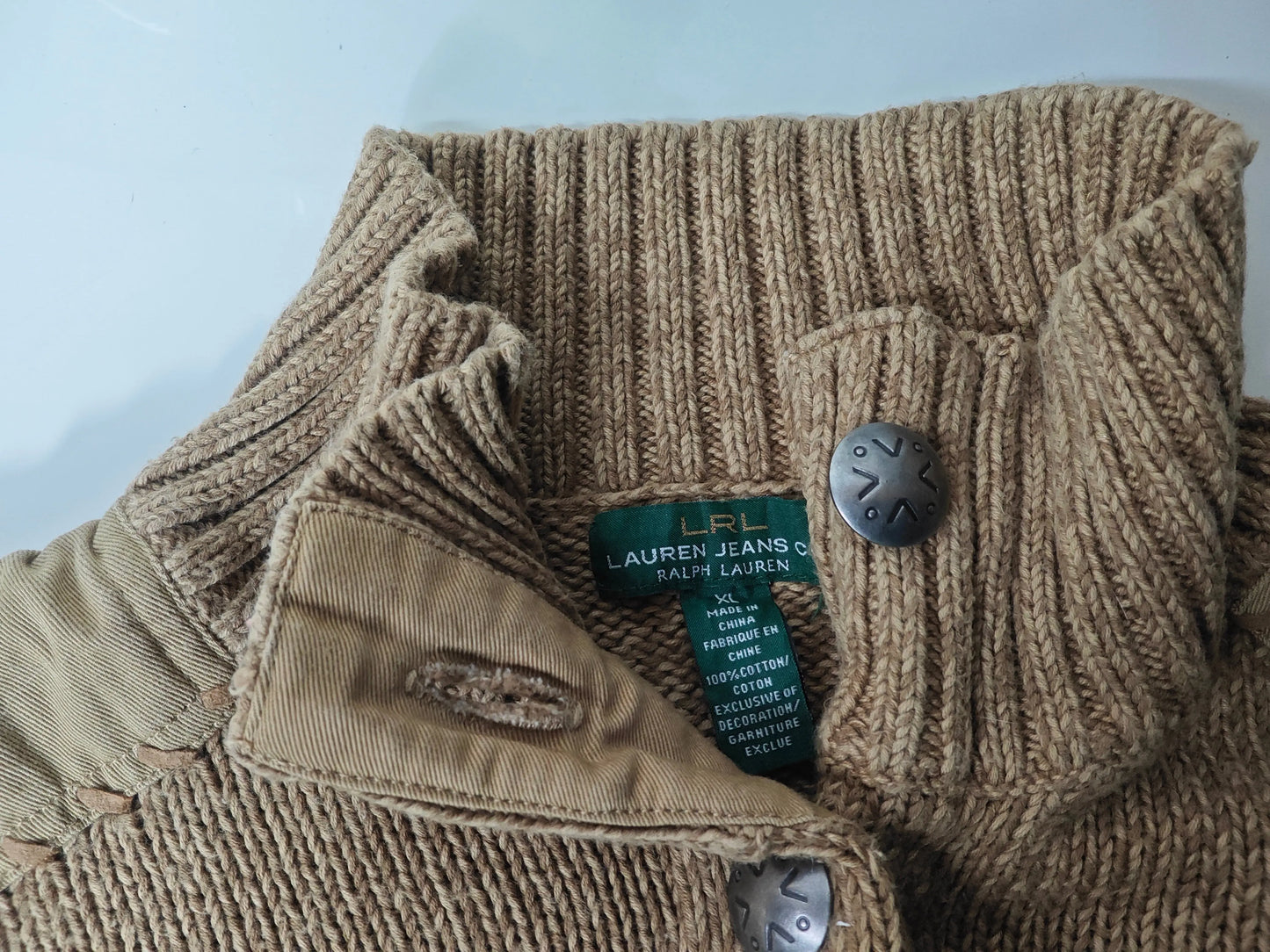 Gilet en coton marron de Lauren Ralph Lauren, avec une fermeture boutonnée et finitions côtelées.