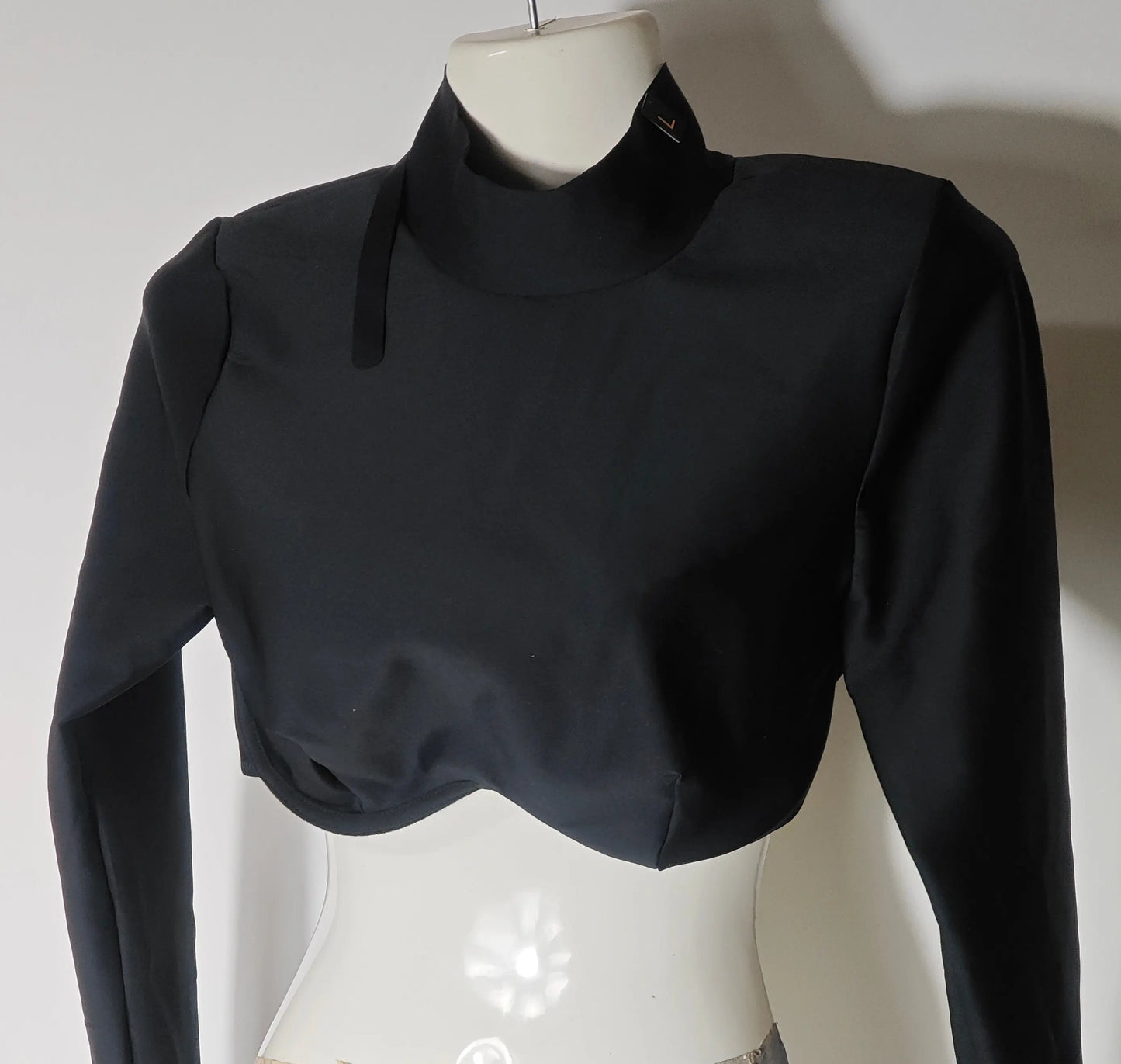 Crop top noir taille L de Undiz, à manches longues et col montant sur un mannequin.