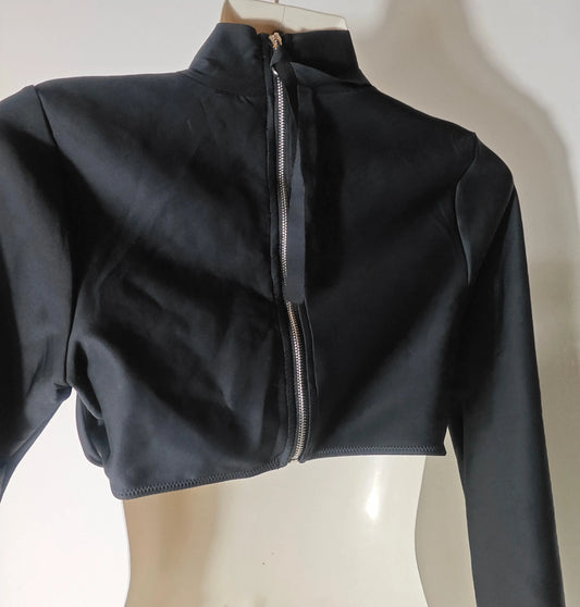 Crop top noir de Undiz, avec une fermeture éclair argentée au dos, présenté sur un mannequin.