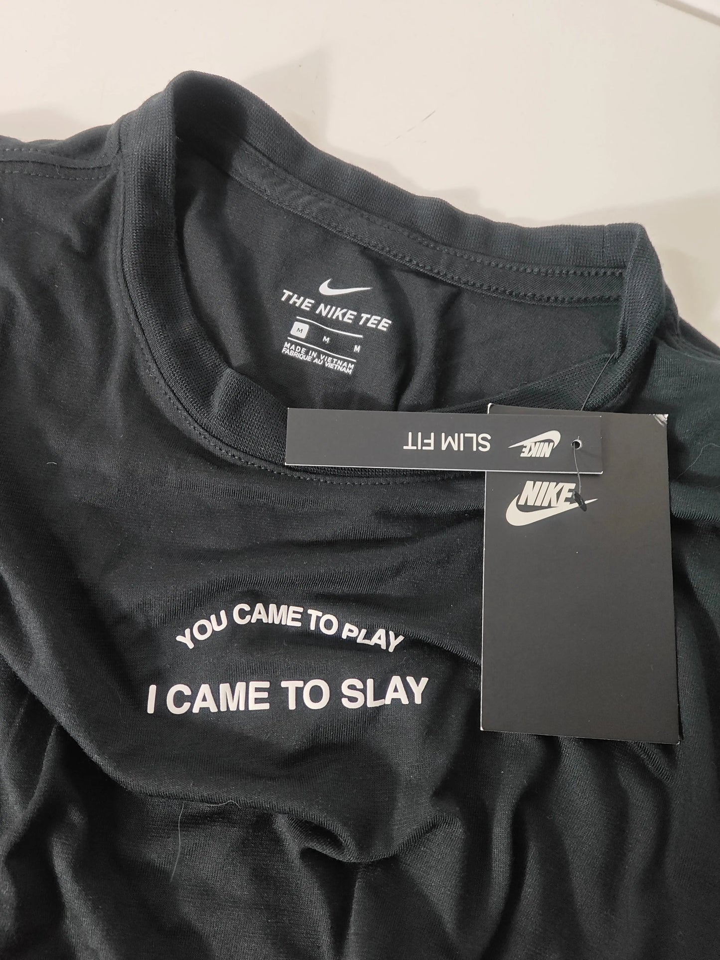 T-shirt noir taille M de Nike avec un message imprimé « You Came To Play I Came To Slay ».
