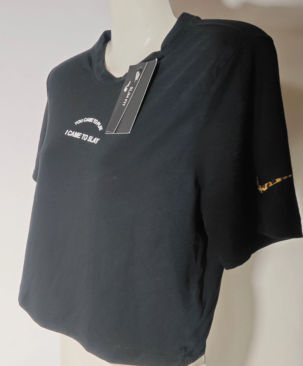 T-shirt court noir pour femme, de Nike, avec un message imprimé et logo à motif léopard.
