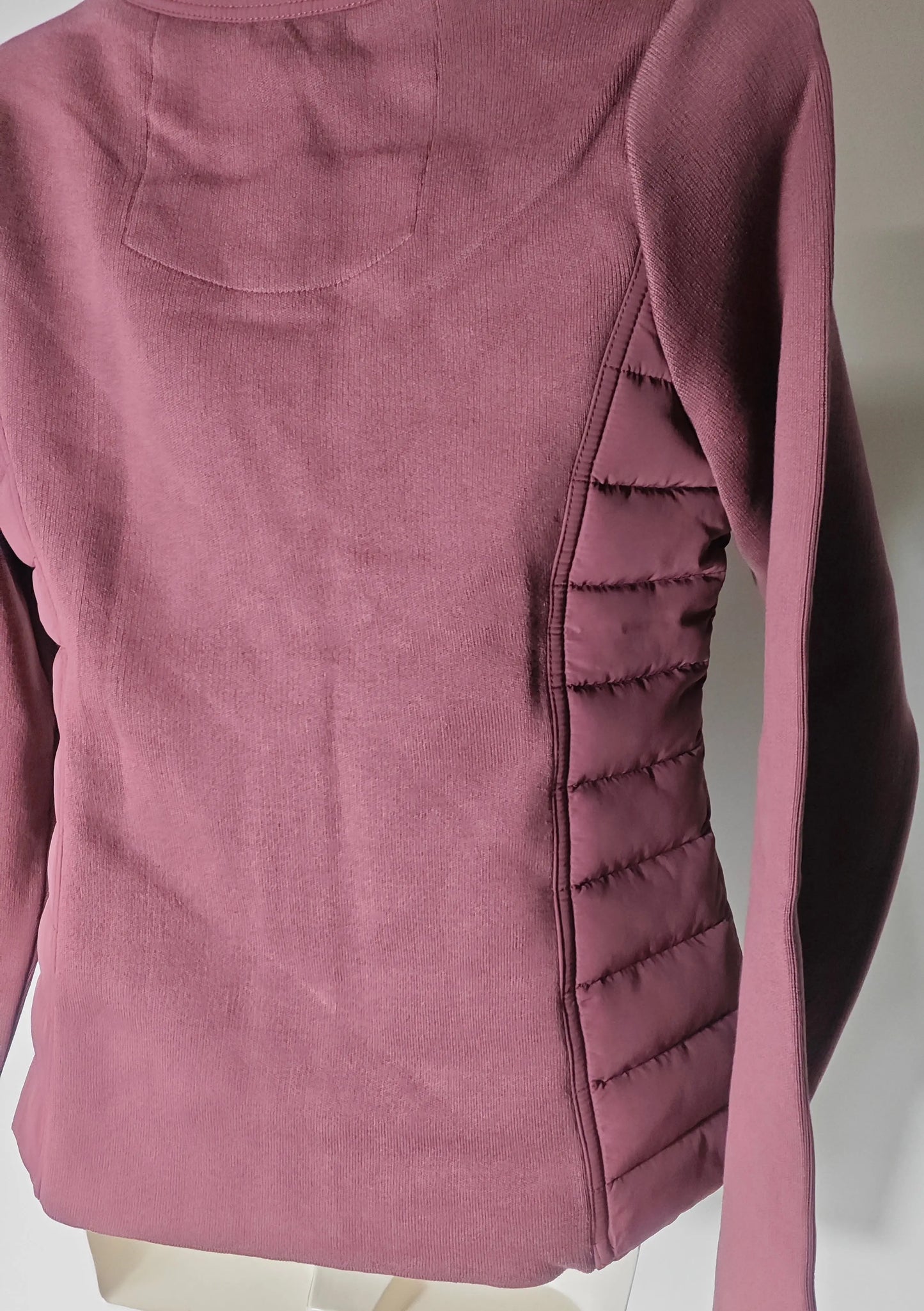 Veste ALMEIRA bordeaux de Jott avec empiècements matelassés et manches longues en maille côtelée.