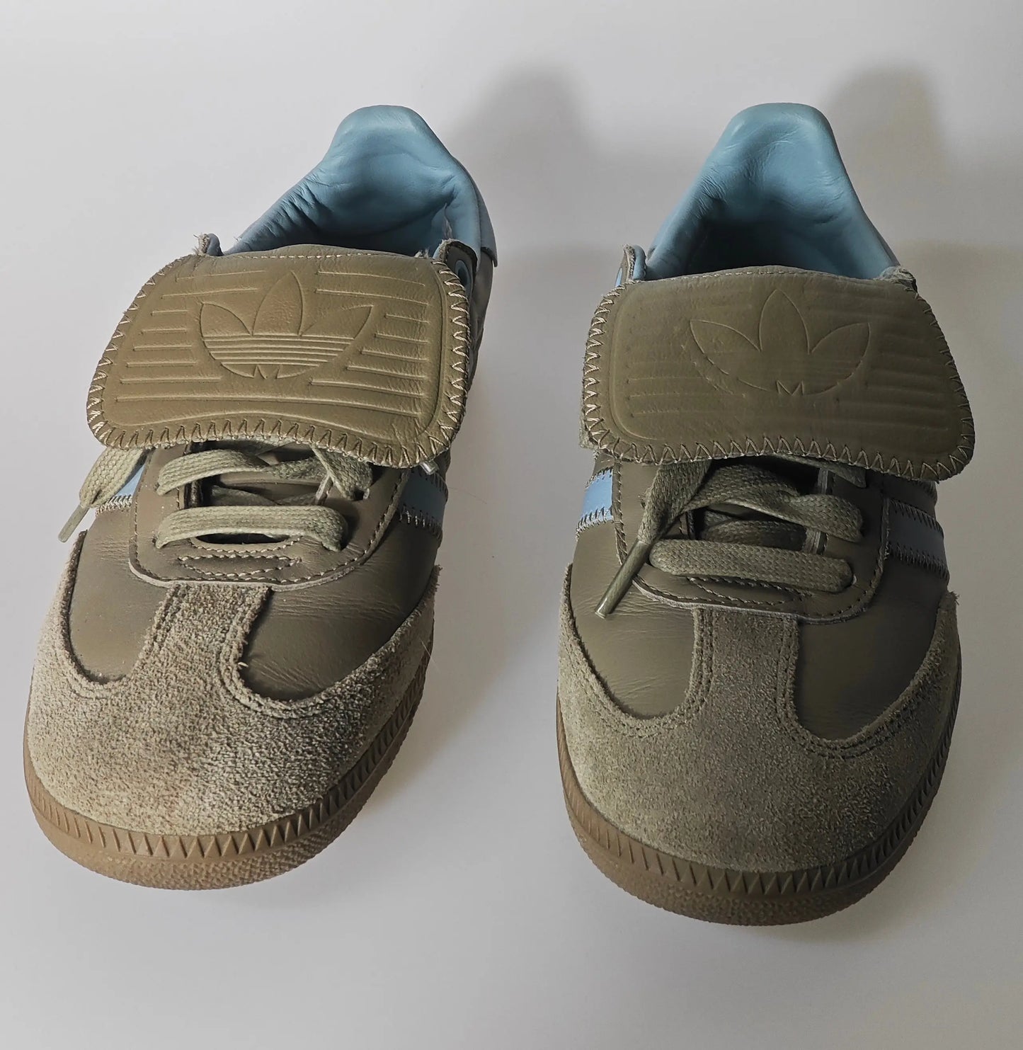 Baskets Samba marron clair d'Adidas, avec empiècements en daim et languette à logo trèfle.