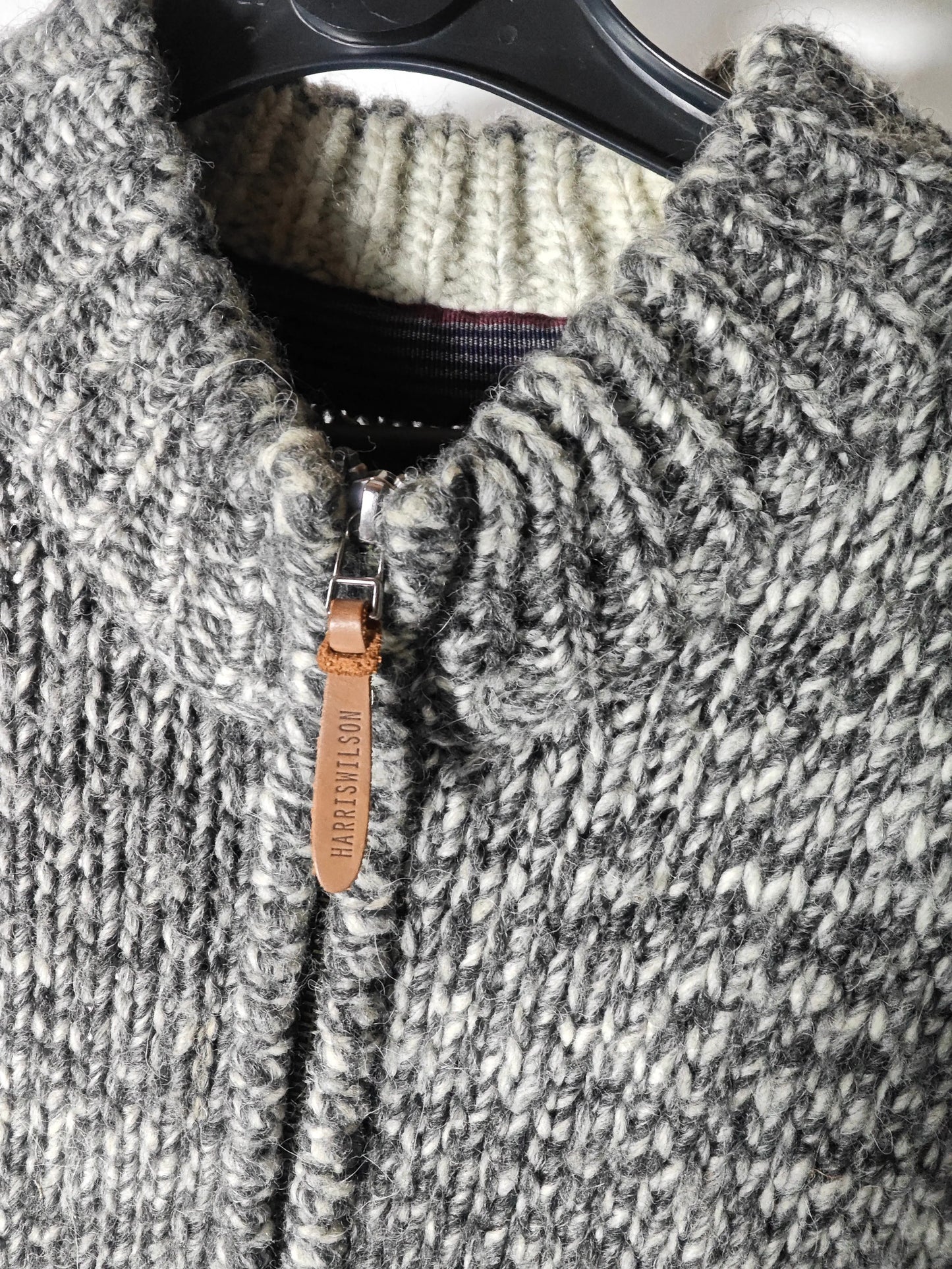 Gilet zippé en laine épaisse gris chiné de Harris Wilson, avec une fermeture éclair en métal et tirette en cuir.
