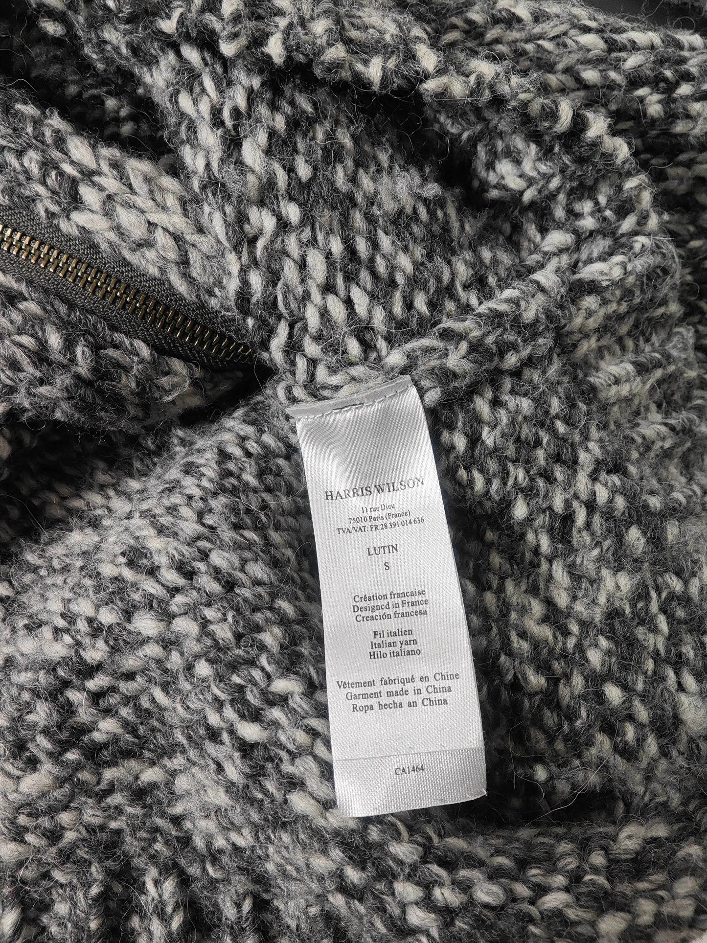 Gilet zippé en laine épaisse gris chiné de Harris Wilson, avec une texture tricotée et une fermeture éclair visible.
