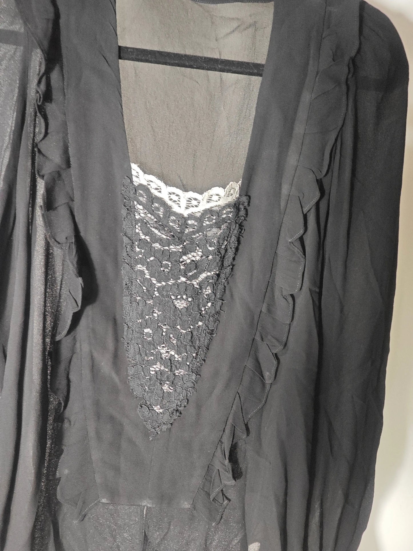 Blouse noire de Belair, en dentelle et volants, taille T1, de seconde main.