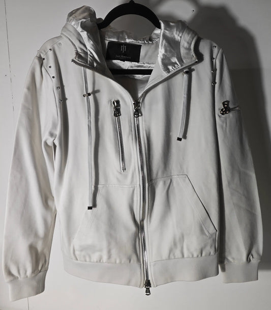 Veste à capuche blanche de Joey Martin’s Paris avec fermeture éclair, poches et détails cloutés.
