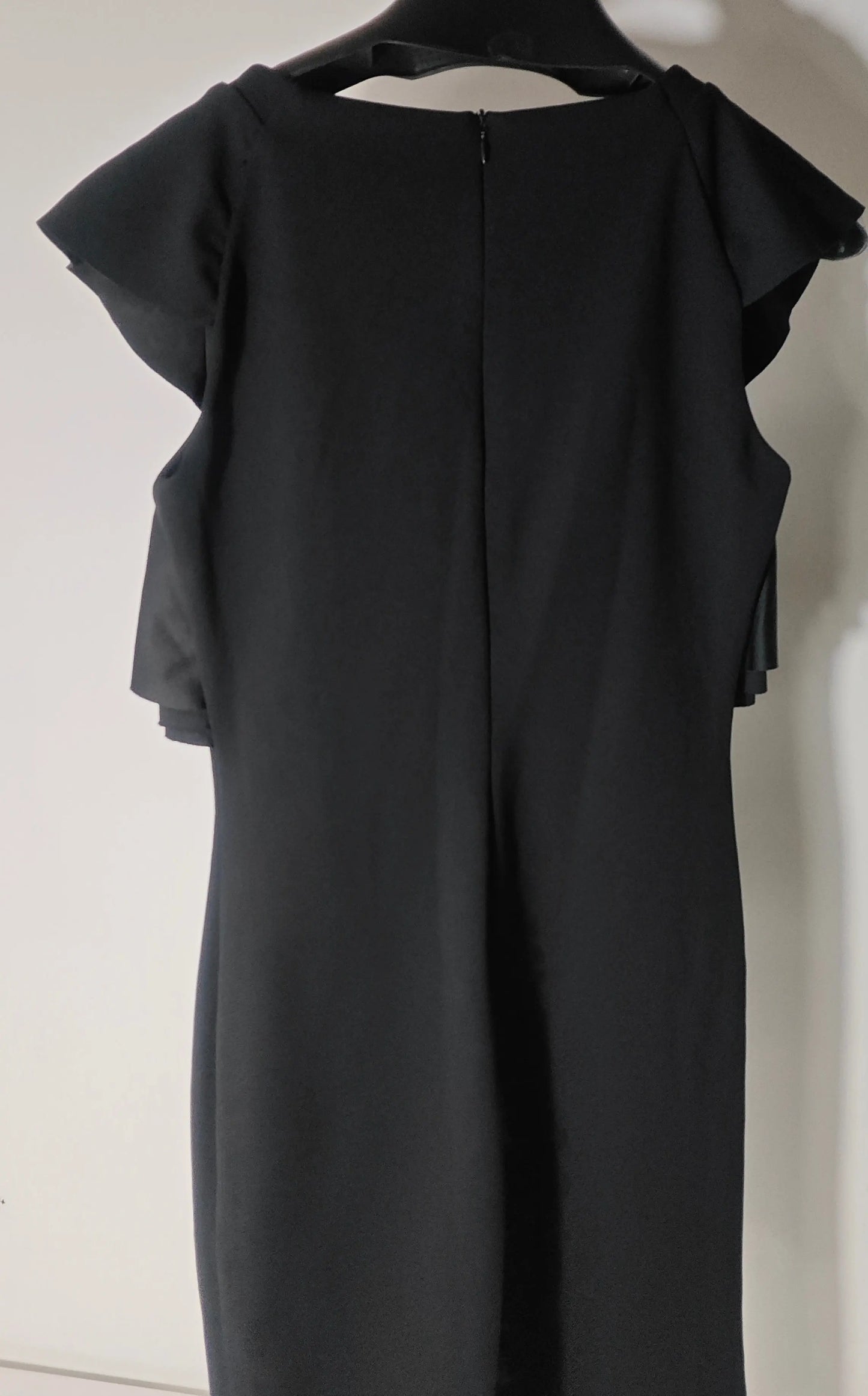 Robe noire élégante à volants de Rinascimento, fabriquée en Italie, avec une fermeture éclair discrète au dos.