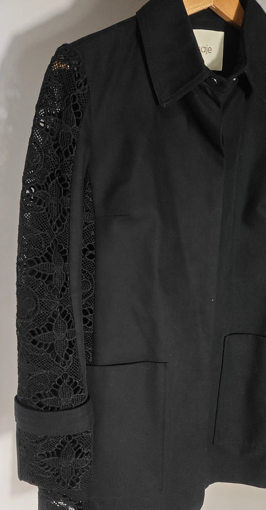 Veste noire à manches en dentelle de Maje, avec col et poches plaquées.

