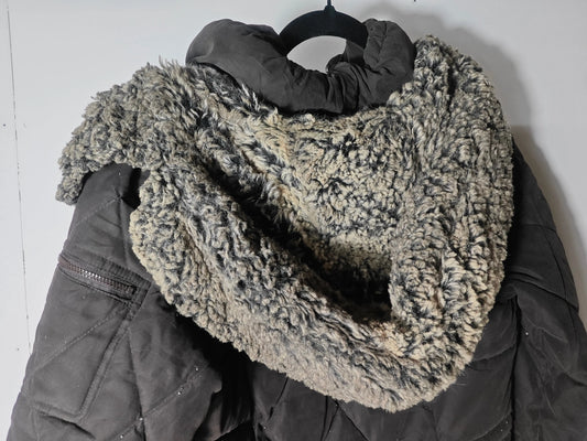 Veste Nautica chaude noire, seconde main de Nautica, avec capuche en fausse fourrure grise et fermeture éclair.