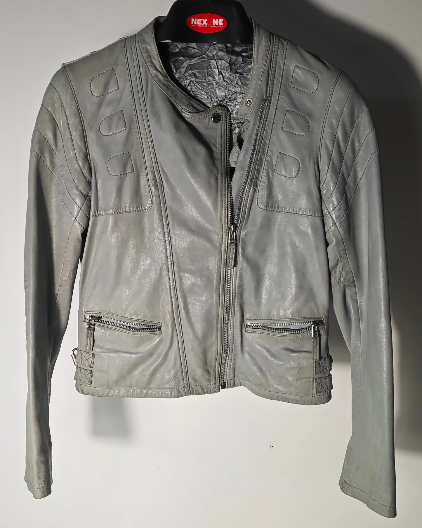 Veste en cuir gris de Giorgio & Mario avec fermeture éclair et poches à fermeture éclair.