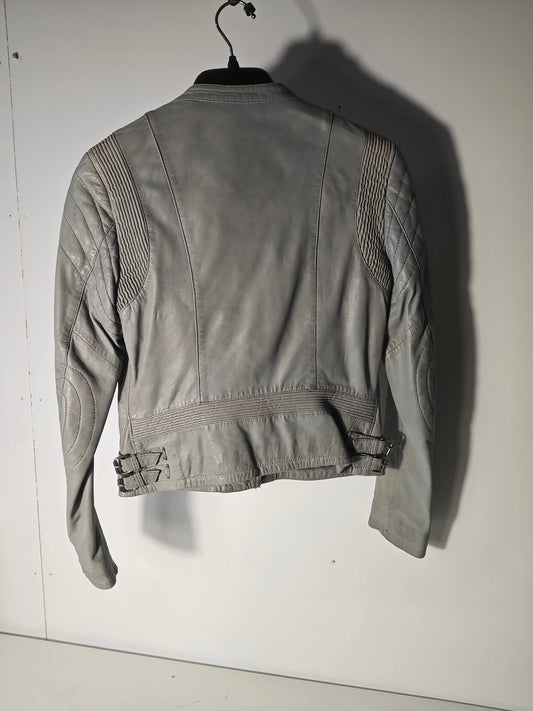 Veste en cuir gris de Giorgio & Mario, avec des détails matelassés sur les épaules et des boucles à la taille.