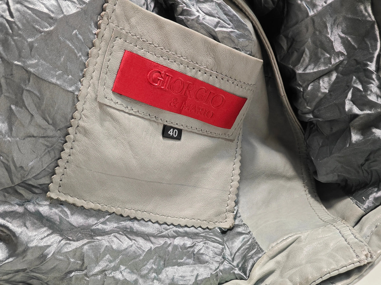 Veste en cuir grise de Giorgio & Mario avec une doublure argentée froissée et une taille de 40.