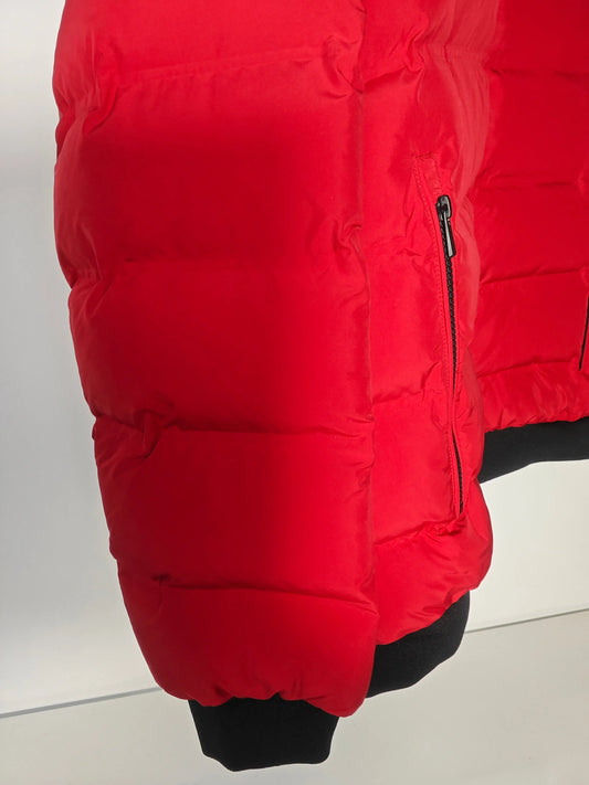 Doudoune rouge Geox Respira Spherica, avec une poche zippée sur le côté, bordure noire aux poignets.