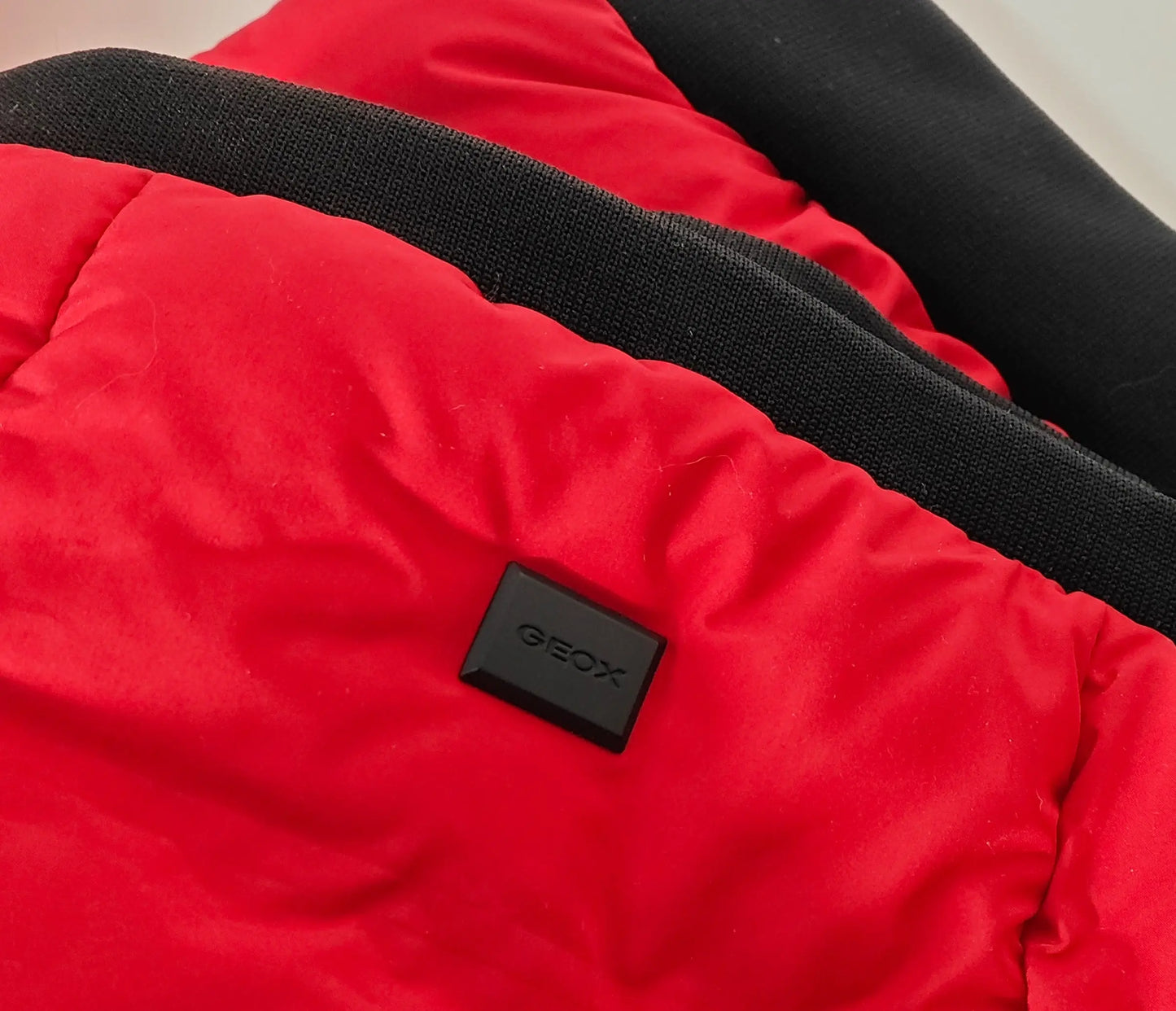 Doudoune rouge Geox Respira Spherica par Geox, avec un col montant noir côtelé.