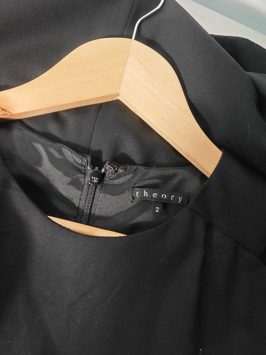 Robe noire sans manches, taille 2, de Theory, présentée sur un cintre en bois, avec fermeture éclair arrière.