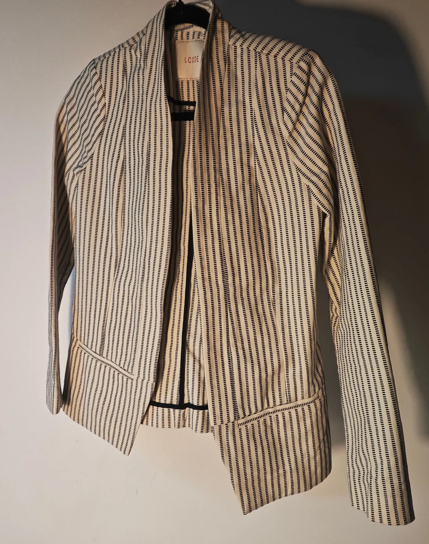 Veste rayée en excellent état de la marque I.CODE by IKKS, portée sur un cintre noir.