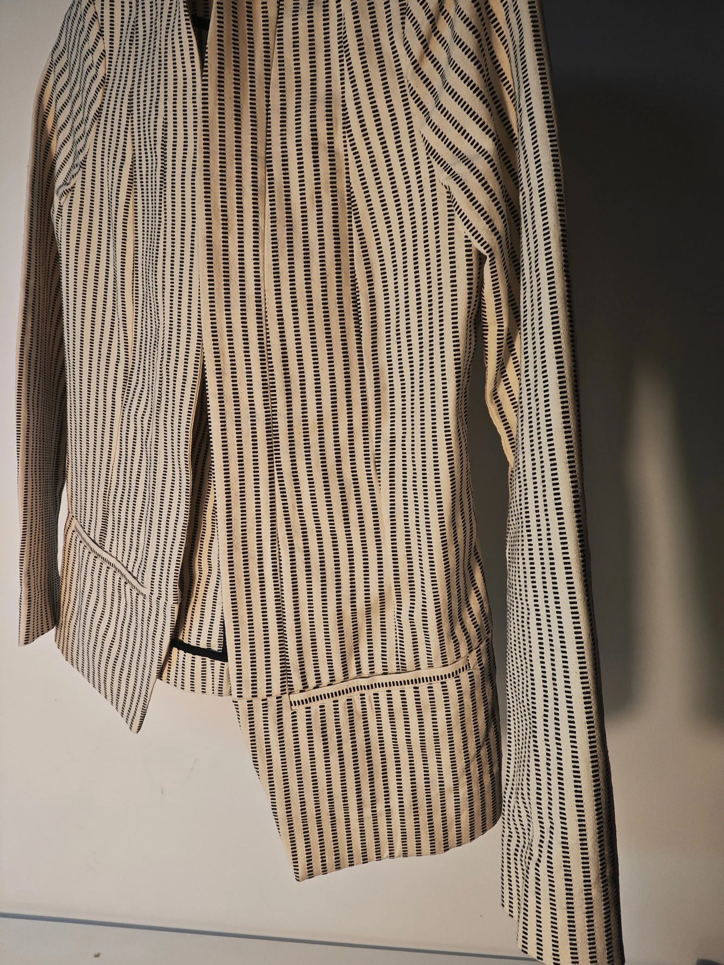Veste rayée I.CODE par IKKS en seconde main, à motif de rayures verticales noires sur fond beige clair.