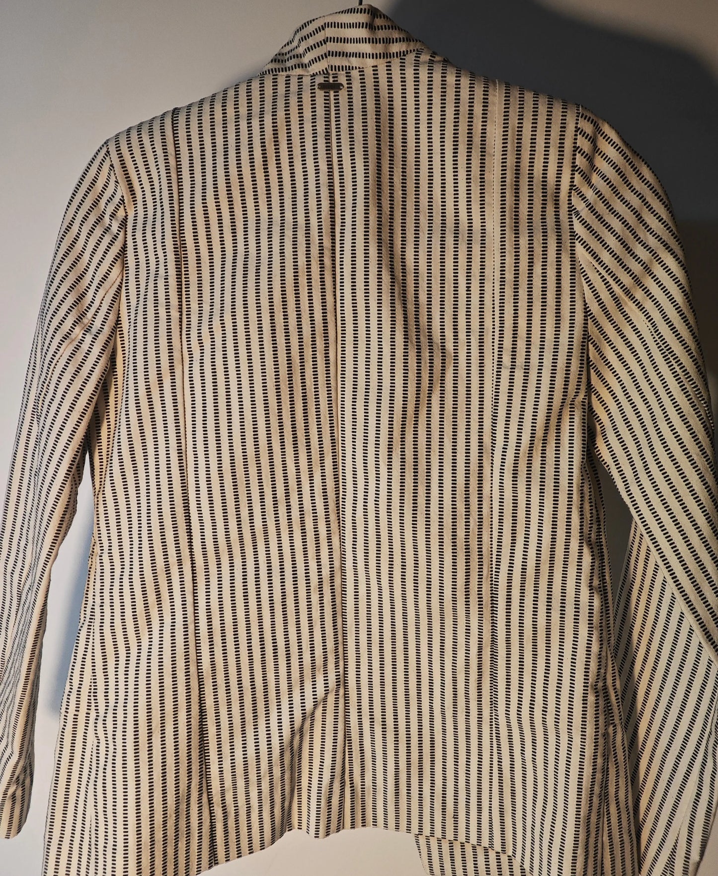 Veste rayée I.CODE par IKKS, à rayures verticales noires sur fond écru, vue de dos.
