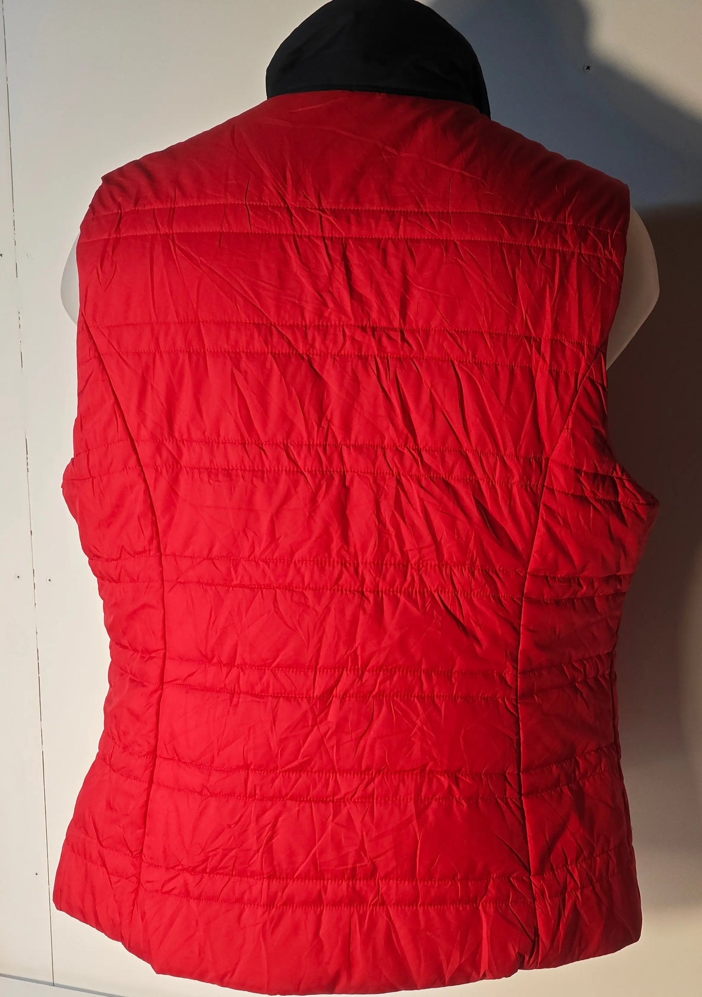 Doudoune rouge Nautica XL de seconde main avec col noir, matelassée et légèrement froissée.