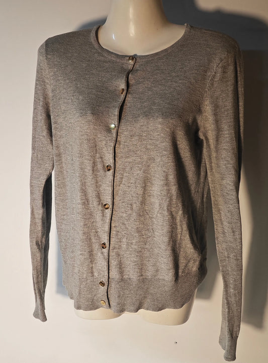 Cardigan gris de Lauren Ralph Lauren, avec une rangée de boutons dorés, sur un mannequin.