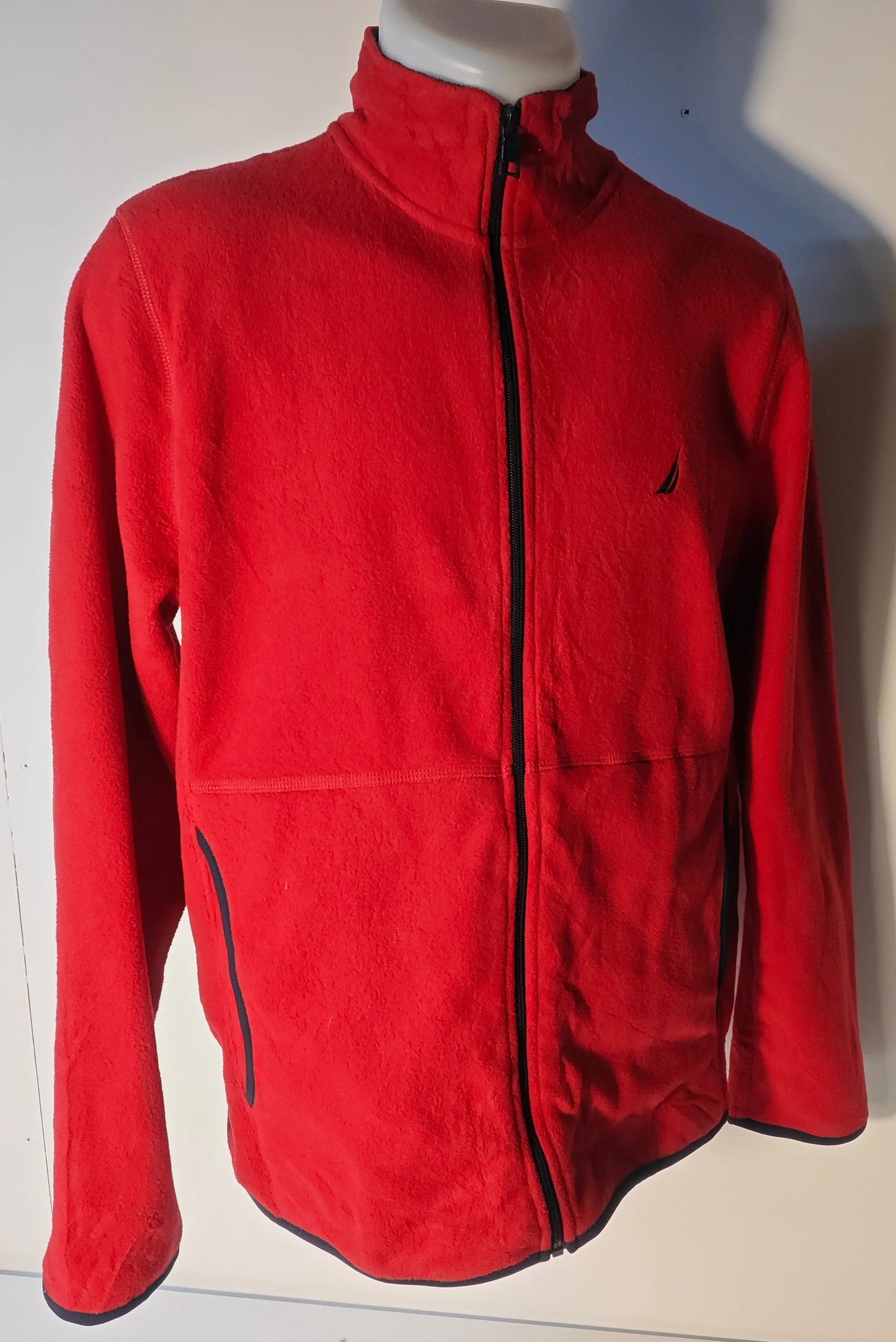 Veste polaire rouge à fermeture éclair, de Nautica, avec logo discret sur la poitrine et finitions noires.