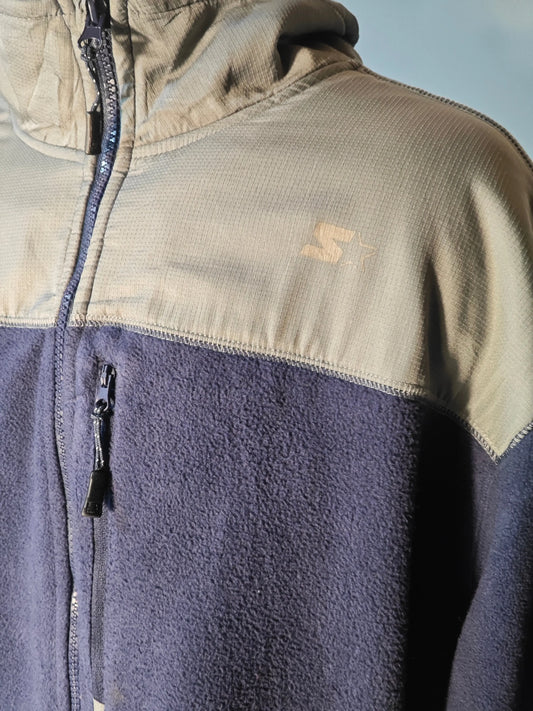 Veste polaire bicolore bleu marine et gris de Sketchers, avec fermeture éclair et logo discret.