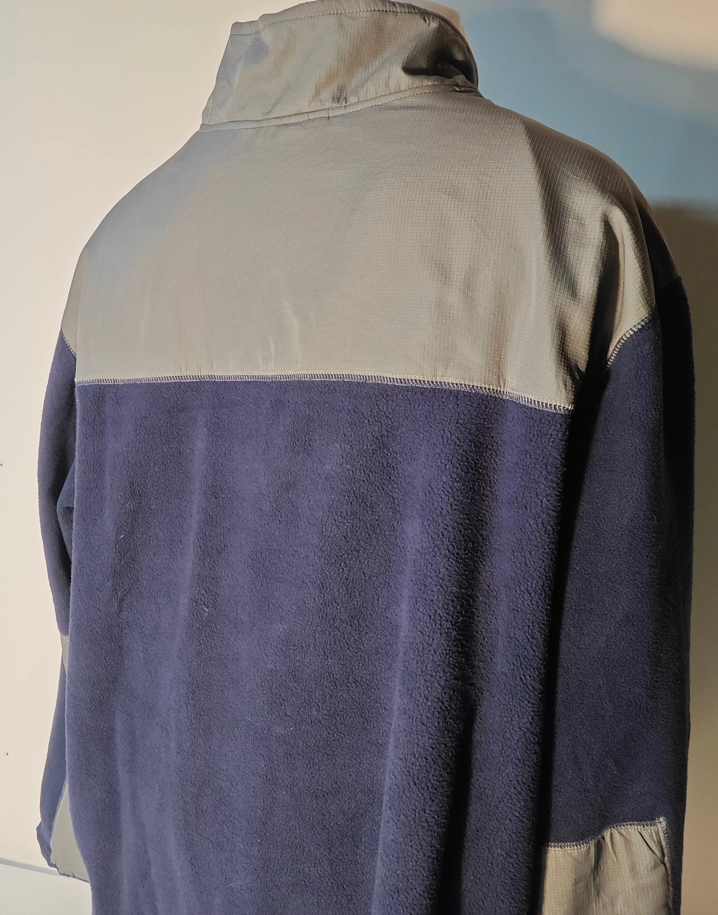 Veste polaire Skechers homme en bleu marine et gris, taille 2XL de Sketchers, vue de dos.