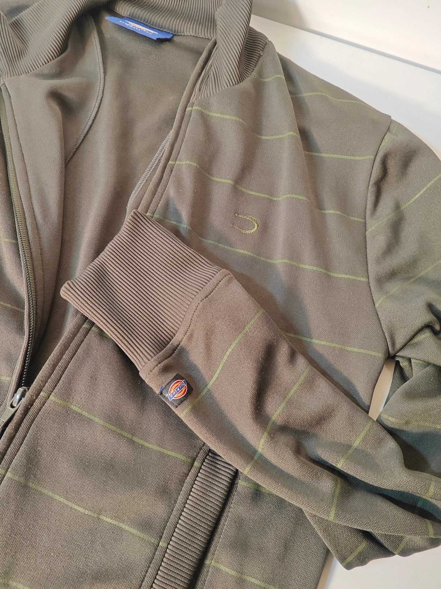Veste sweat zippée marron à rayures, de Dickies, avec fermeture éclair et logo sur la manche.
