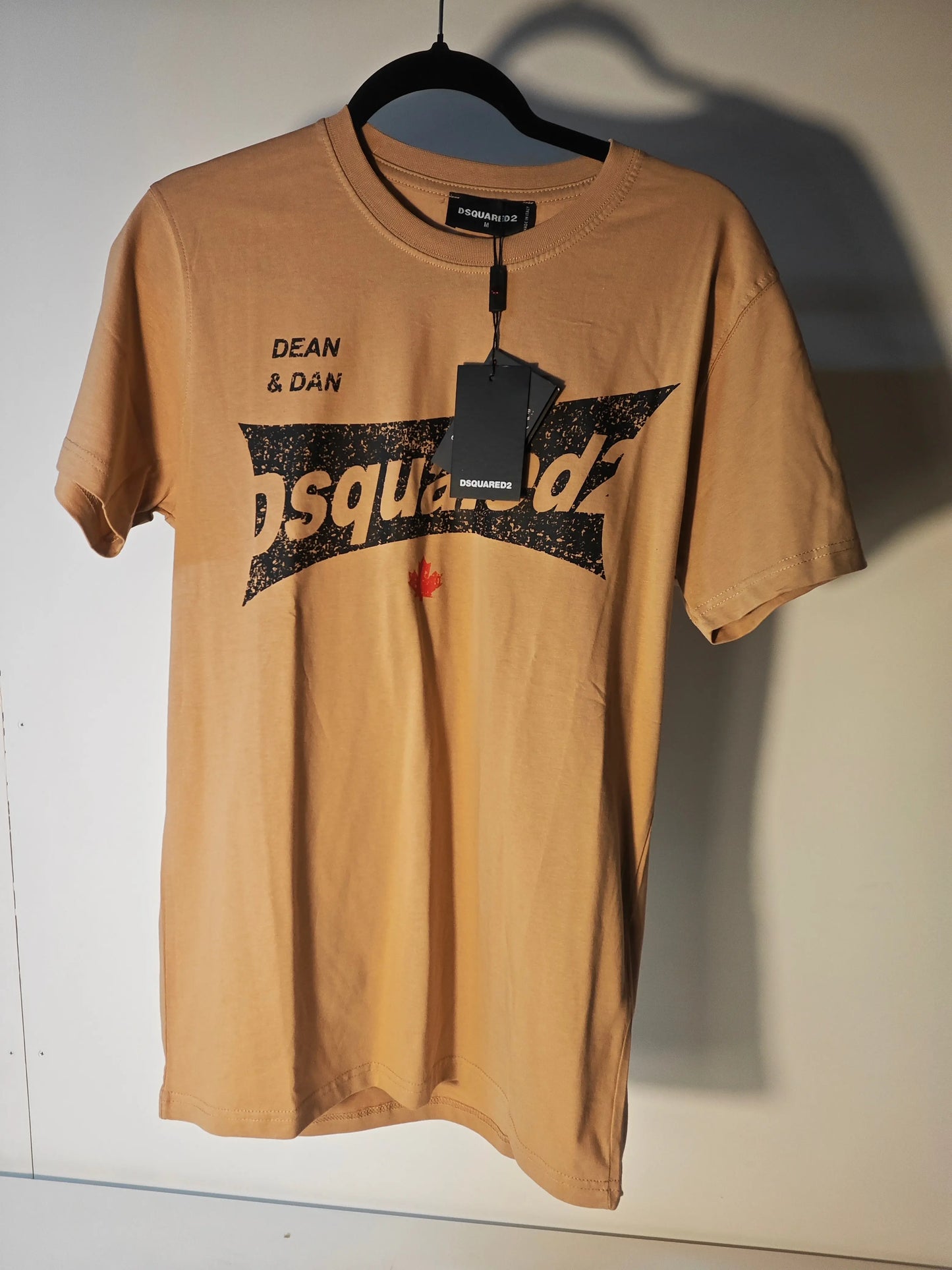 T-shirt beige à logo vieilli de Dsquared2 avec imprimé graphique noir et feuille d'érable rouge.