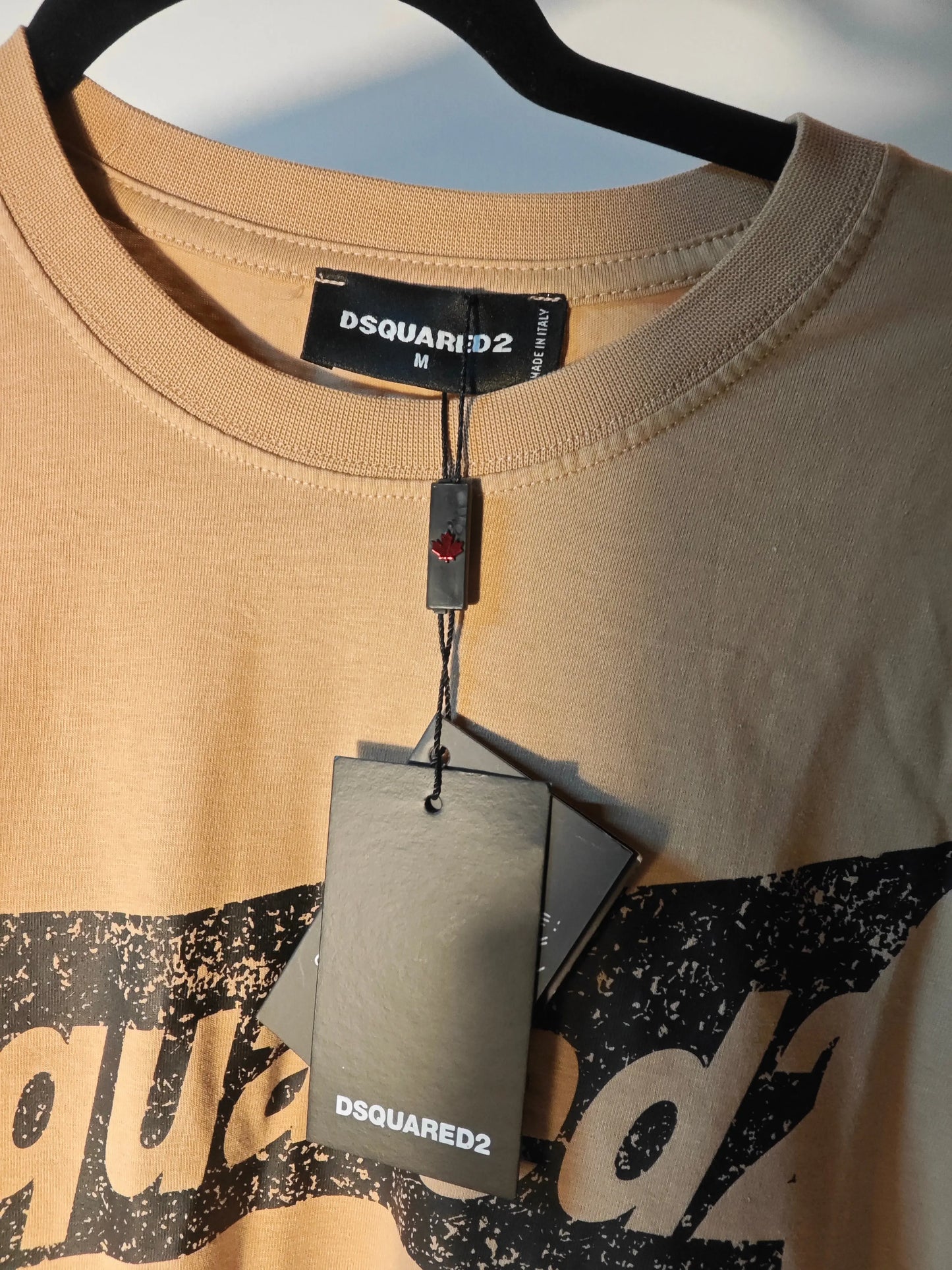 T-shirt beige à motif logo usé de Dsquared2, avec étiquettes suspendues et col rond.
