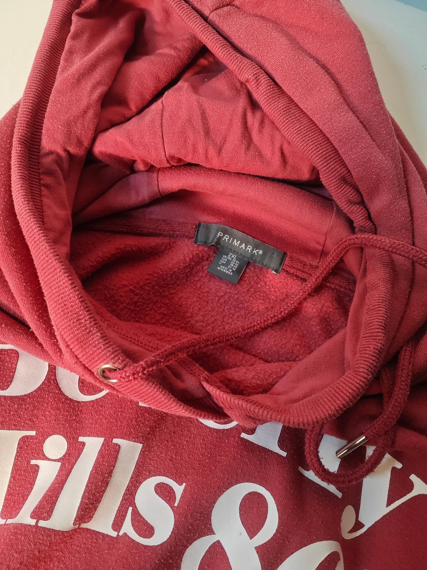 Sweat à capuche framboise oversize de Primark, avec cordon de serrage et inscription « Beverly Hills » blanche.
