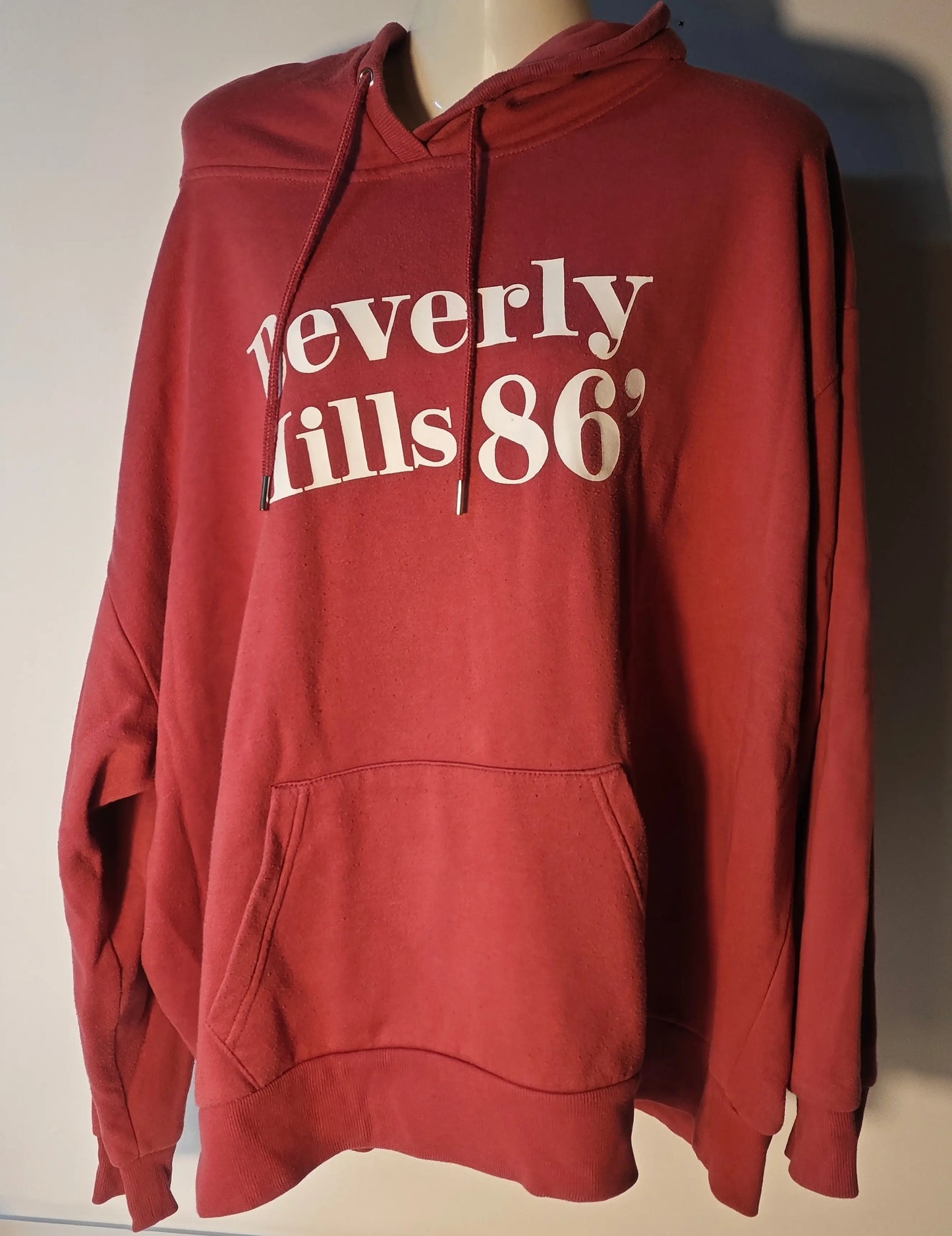 Sweat à capuche framboise oversize de Primark, avec inscription blanche "Beverly Hills 86" sur le devant.
