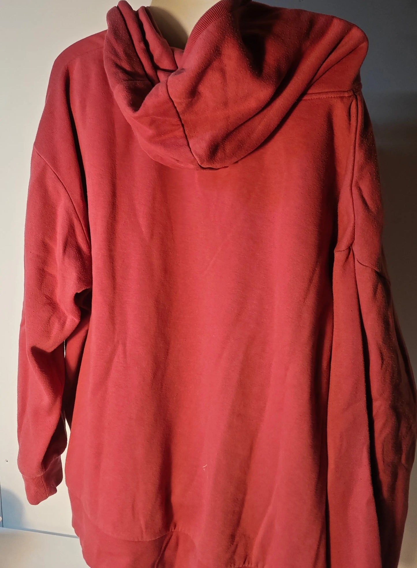 Sweat à capuche oversize framboise de Primark, avec une capuche doublée, en molleton doux, vue de dos.