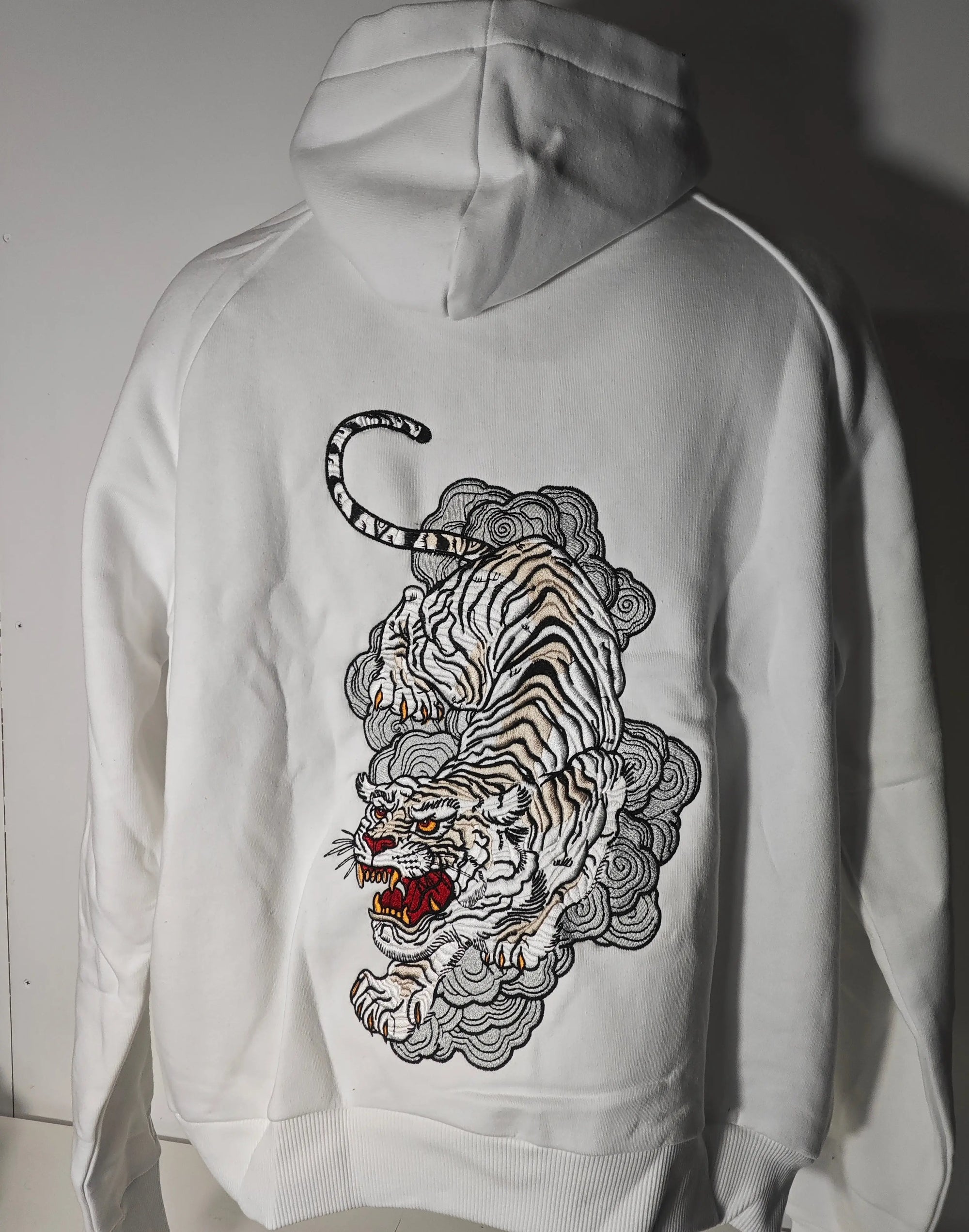 Sweat à capuche blanc AOTS avec broderie de tigre japonais sur le dos.
