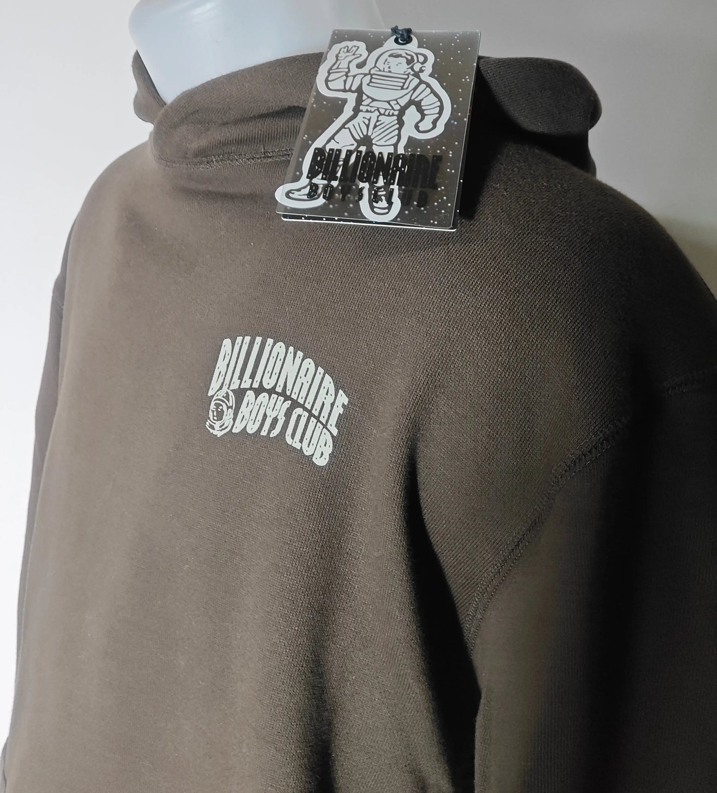 Hoodie marron de Billionaire Boys Club avec logo imprimé sur le devant et étiquette de la marque.