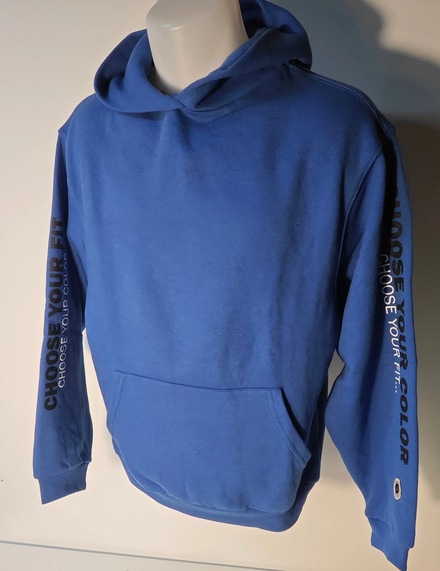 Sweat à capuche bleu oversize de Sweet Pants, avec texte sur les manches et poche kangourou.