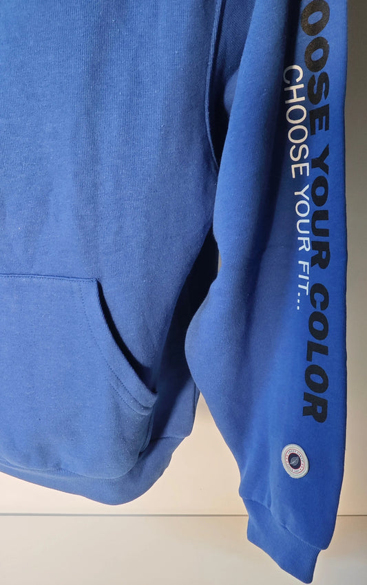 Sweat à capuche oversize bleu de Sweet Pants, avec un poche kangourou et un imprimé de texte vertical sur la manche.