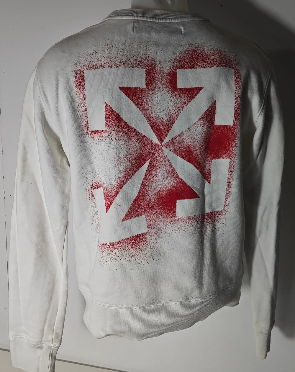 Sweat-shirt blanc à motif flèches rouges de Off-White, en coton, vue arrière.
