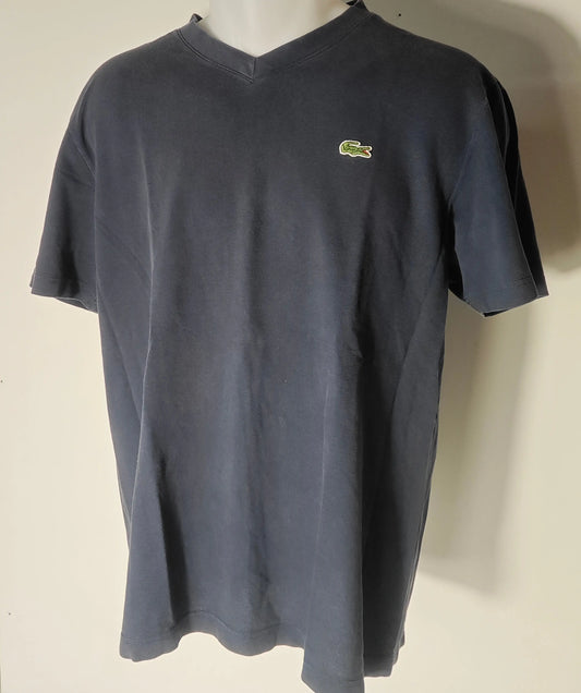 T-shirt bleu marine à col V Lacoste d'occasion, avec logo crocodile vert brodé sur la poitrine.