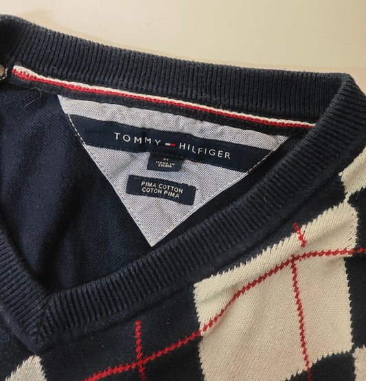 Pull en coton pima bleu marine à motif losanges par Tommy Hilfiger, avec encolure en V et finitions tricolores.