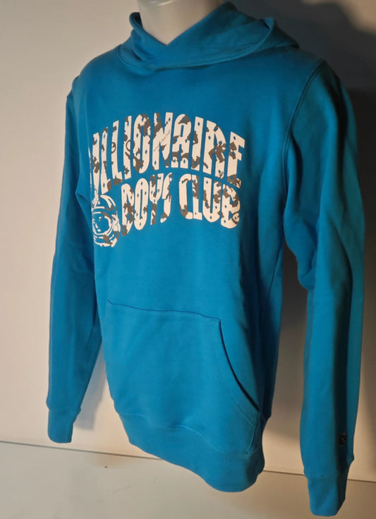 Sweat-shirt bleu par Billionaire Boys Club, avec capuche et motif imprimé "Billionaire Boys Club" sur le devant.