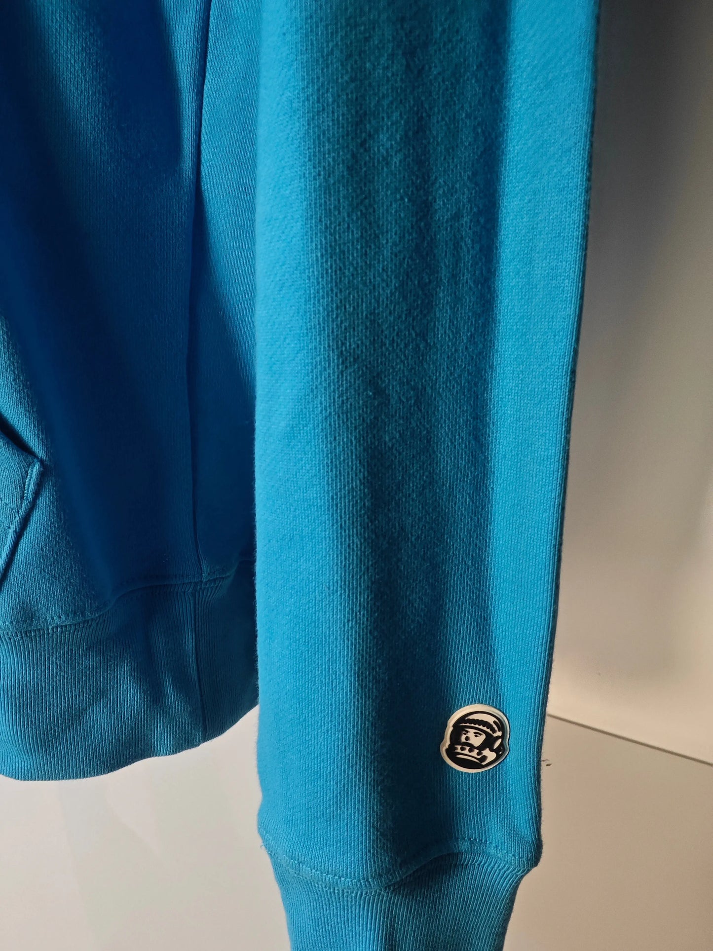 Sweat-shirt bleu de Billionaire Boys Club avec une manche et un badge astronaute.