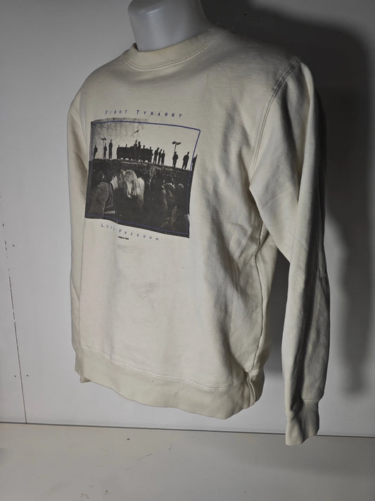Sweat crème Brandy Melville d'occasion avec imprimé « Fight Tyranny / Love Freedom » et motif de foule.

