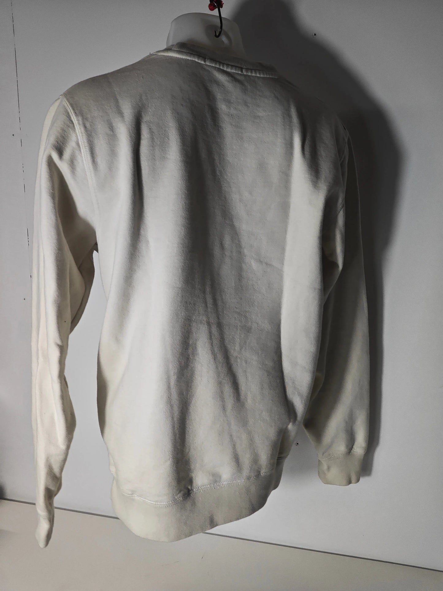 Sweat-shirt blanc cassé de Brandy Melville, vue arrière sur un mannequin.