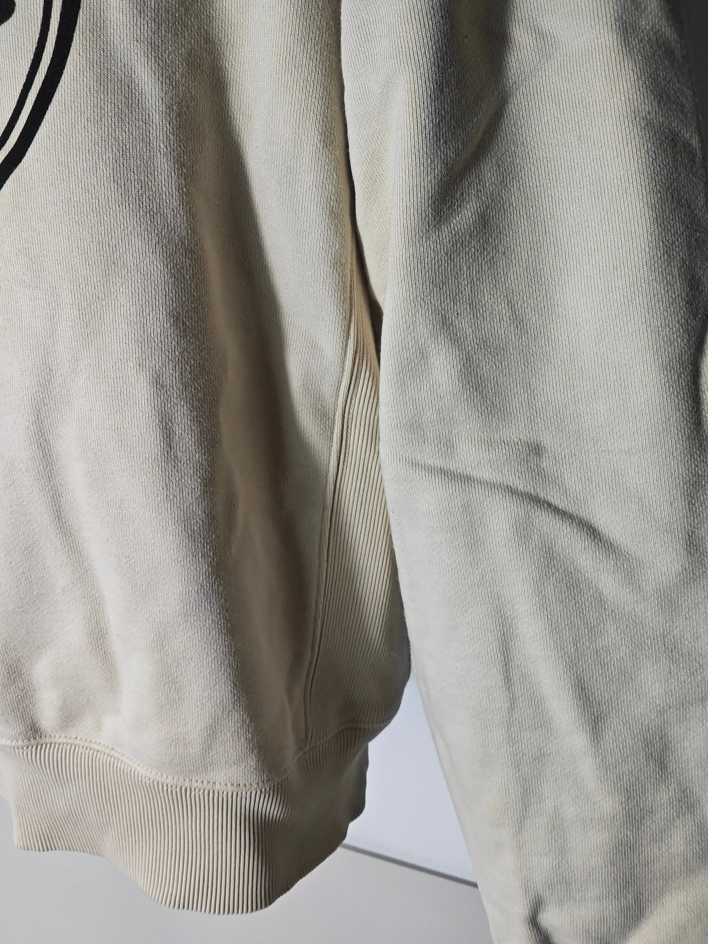 Sweat-shirt Lacoste classique beige de chez Adidas, en maille côtelée, avec une coupe unisexe, en détail, un vêtement de seconde main.
